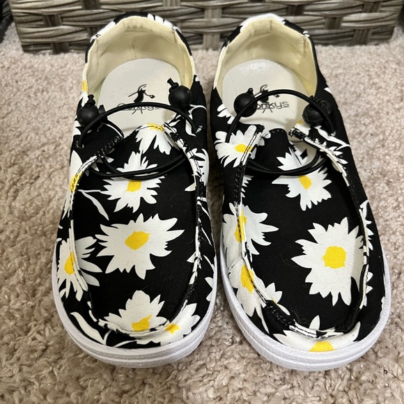 Corkys Kayak Slip On Flats in Black & White Daisy - Picture 2 of 8